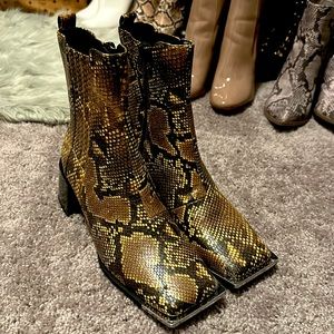 ‼️🔥SNAKESKIN ANKLE BOOTS🔥‼️